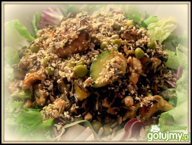 Sałatka z łososia z dzikim ryżem Sałatka z łososia z dzikim ryżem