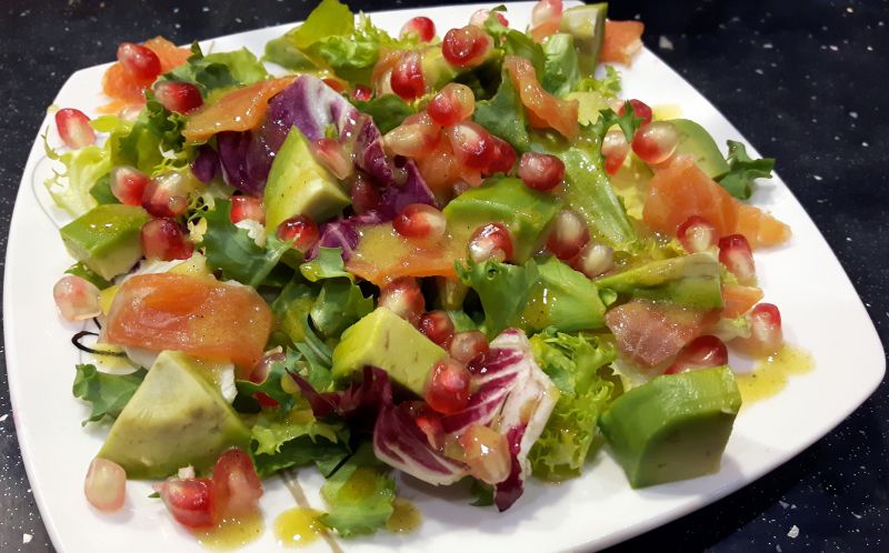 Sałatka z łososiem, awokado i granatem