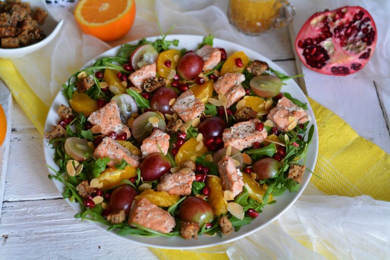 Sałatka z łososiem, grzankami i  owocami Sałatka z łososiem, grzankami i  owocami