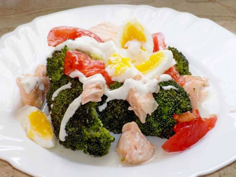 Sałatka z łososiem i brokułem