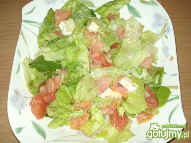 Sałatka z łososiem i grejfrutem