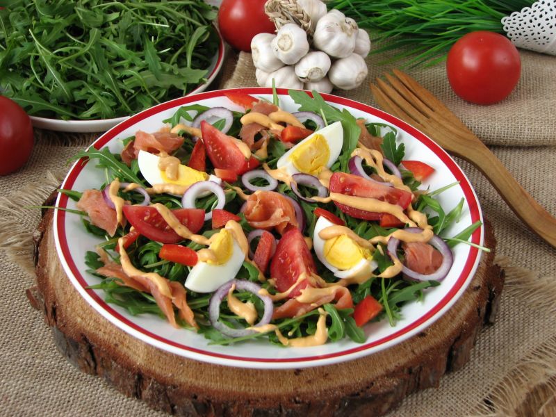 Sałatka z łososiem i jajkami 