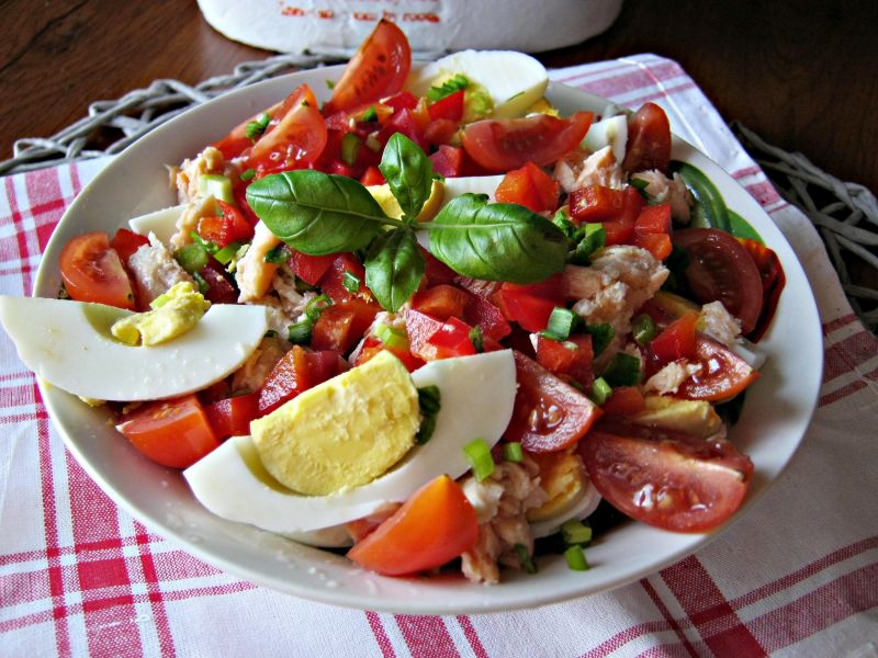 Sałatka z łososiem i jajkiem