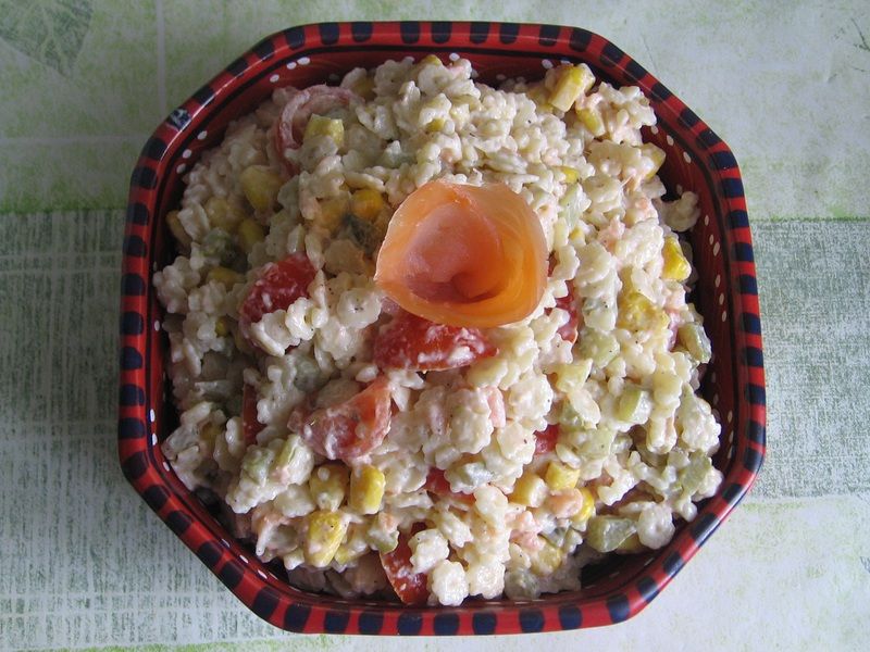 Sałatka z łososiem i makaronem Sałatka z łososiem i makaronem