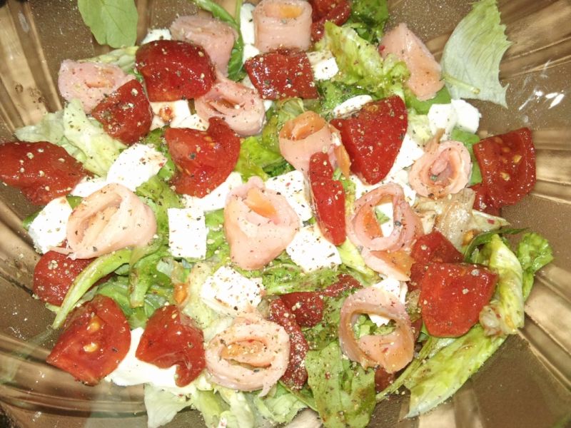 Sałatka z łososiem i mozzarellą