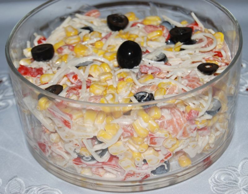 Sałatka z łososiem i oliwkami