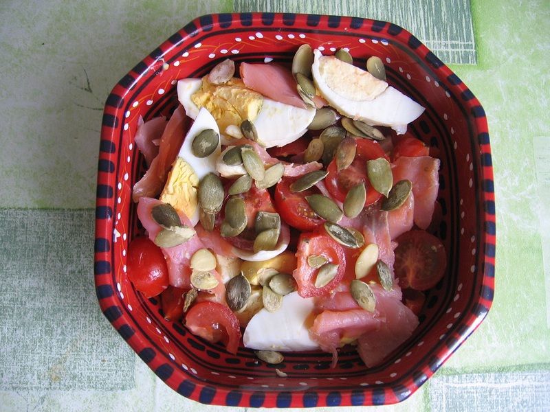 Sałatka z łososiem i pestkami dyni