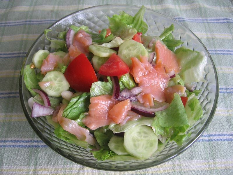 Sałatka z łososiem i sałatą lodową