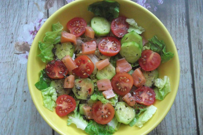 Sałatka z łososiem i sosem malinowym