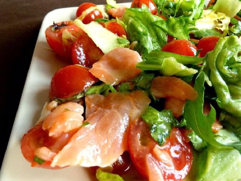 Sałatka z łososiem i sosem miodowo-musztardowym Sałatka z łososiem i sosem miodowo-musztardowym