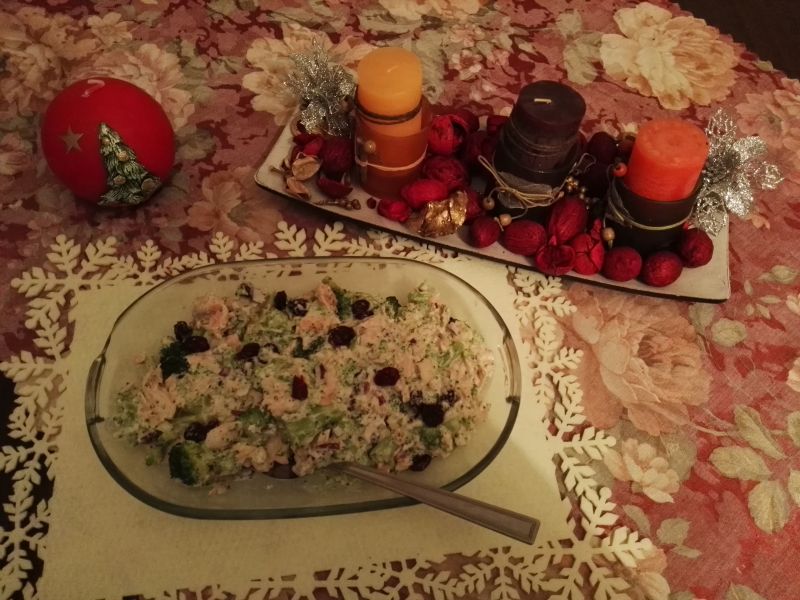 Sałatka z łososiem i suszoną żurawiną