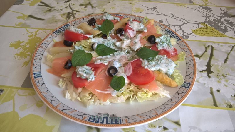 Sałatka z łososiem i szparagami Sałatka z łososiem i szparagami