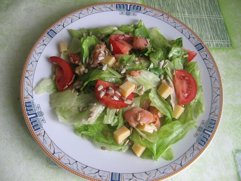 Sałatka z łososiem i żółtym serem