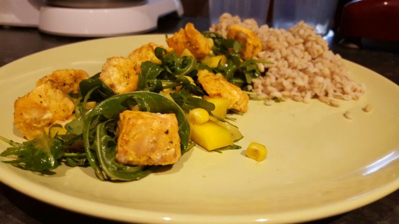 Sałatka z łososiem, mango i awokado. Sałatka z łososiem, mango i awokado.