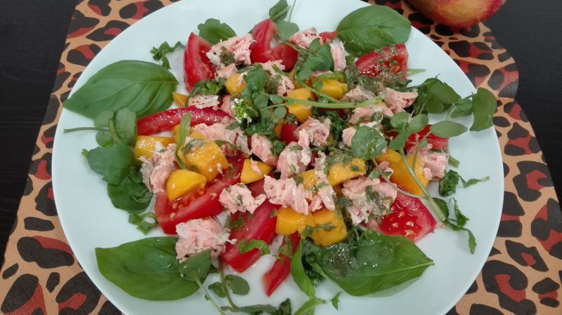 Sałatka z łososiem, mango i rukwią wodną Sałatka z łososiem, mango i rukwią wodną