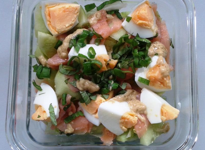 Sałatka z łososiem na lunch Sałatka z łososiem na lunch