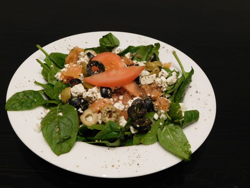 Sałatka Z łososiem na szpinaku Sałatka Z łososiem na szpinaku