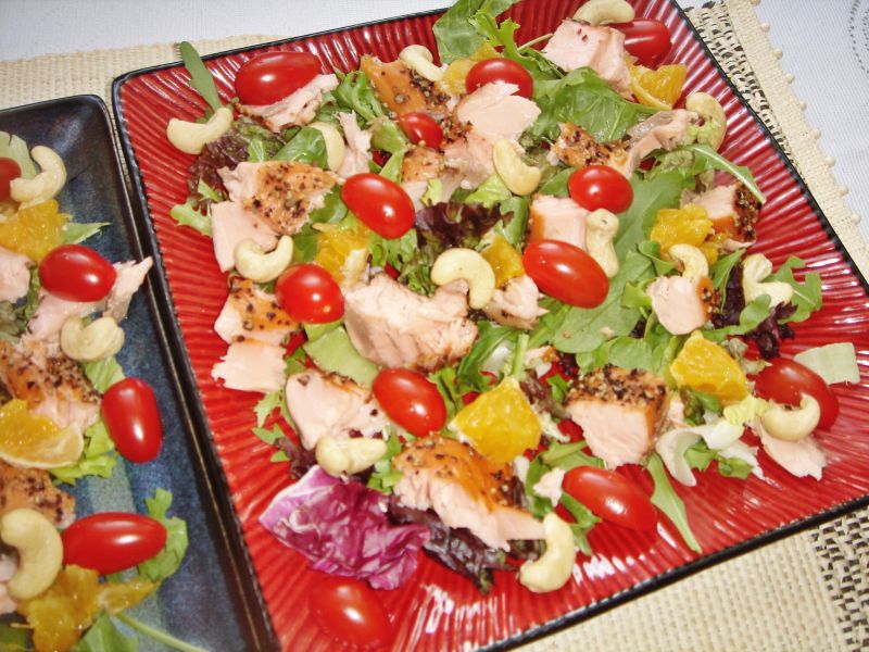 Sałatka z łososiem, nerkowcami i pomarańczą 