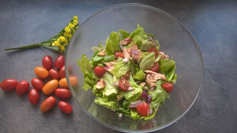 Sałatka z łososiem, pomidorkami i kaparami