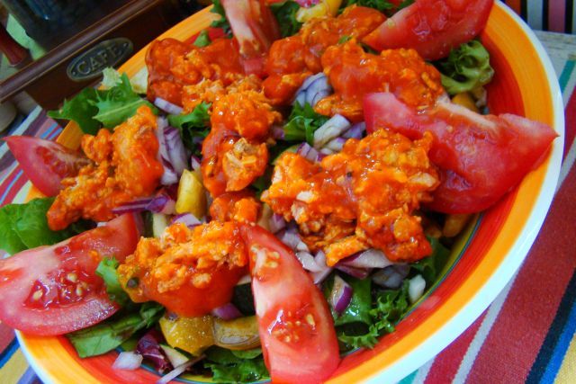 Sałatka z łososiem w pomidorach Sałatka z łososiem w pomidorach