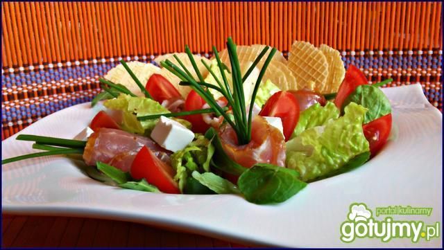 Sałatka z łososiową polędwicą