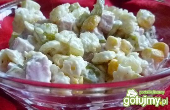 Sałatka z makaronem 
