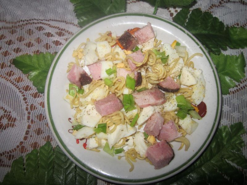 Sałatka z makaronem błyskawicznym chińskim