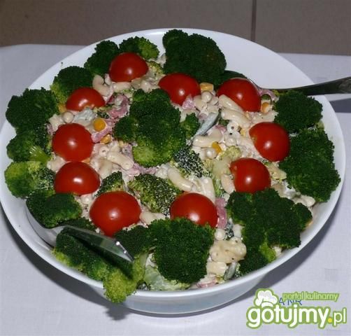Sałatka z makaronem i brokułem