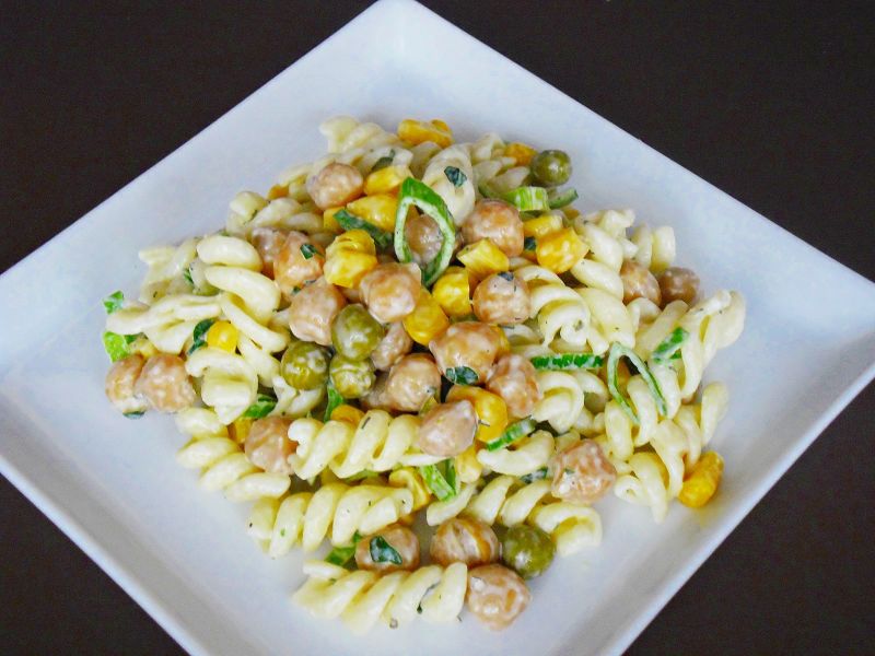 Sałatka z makaronem i cieciorką