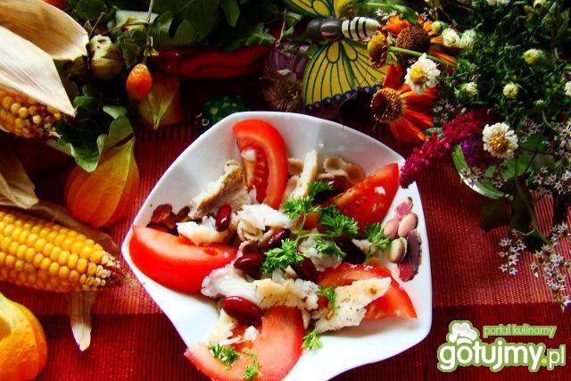 Sałatka z makaronem i grillowana tilapią