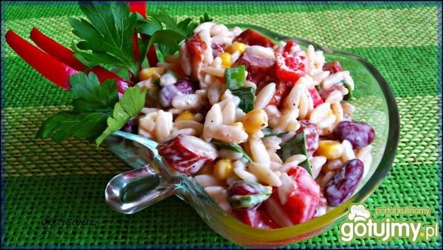 Sałatka z makaronem i kabanosami