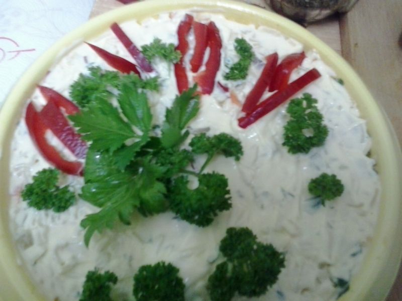 Sałatka z makaronem i kabanosami  Sałatka z makaronem i kabanosami