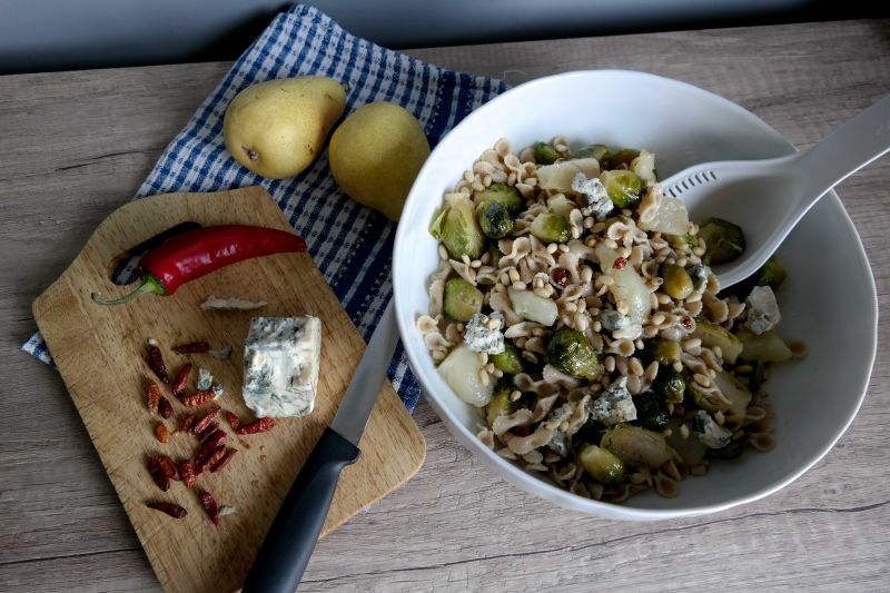 Sałatka z makaronem i karmelizowaną brukselką 