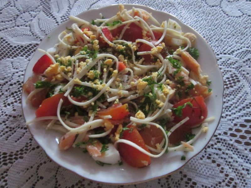 Sałatka z makaronem i łososiem 