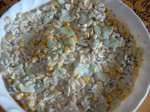 sałatka z makaronem i ogórkiem