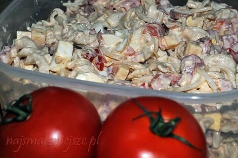 Sałatka z makaronem i pomidorami