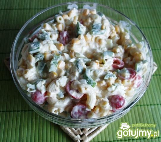 Sałatka z makaronem i pomidorkami Sałatka z makaronem i pomidorkami