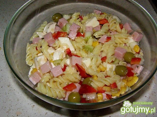 Sałatka z makaronem i serem mozzarella Sałatka z makaronem i serem mozzarella