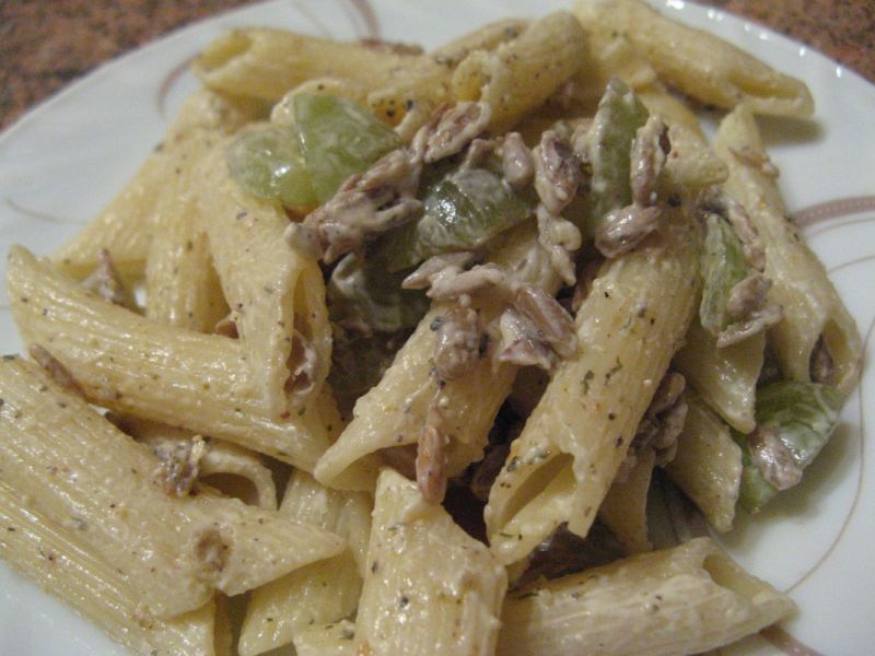 Sałatka z makaronem i słonecznikiem