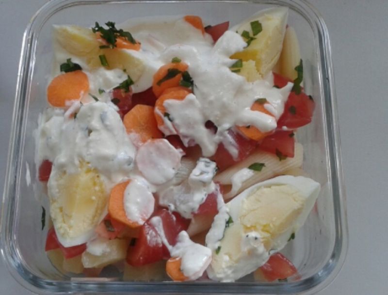 Sałatka z makaronem i świeża marchewką