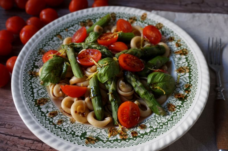Sałatka z makaronem i zielonymi szparagami