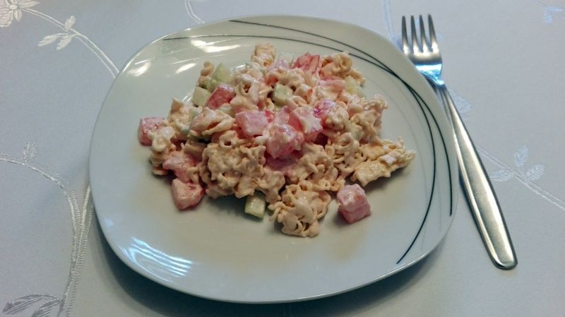 Sałatka z makaronem instant