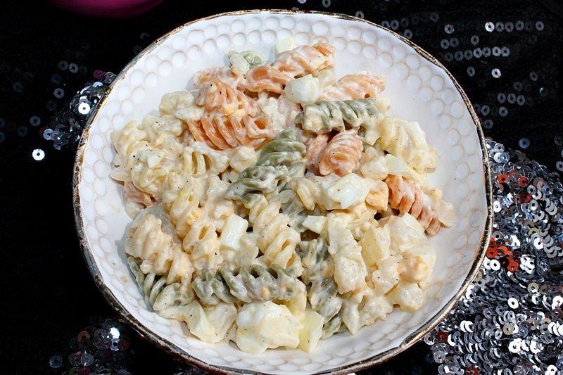 Sałatka z makaronem, kalafiorem i jajkami Sałatka z makaronem, kalafiorem i jajkami