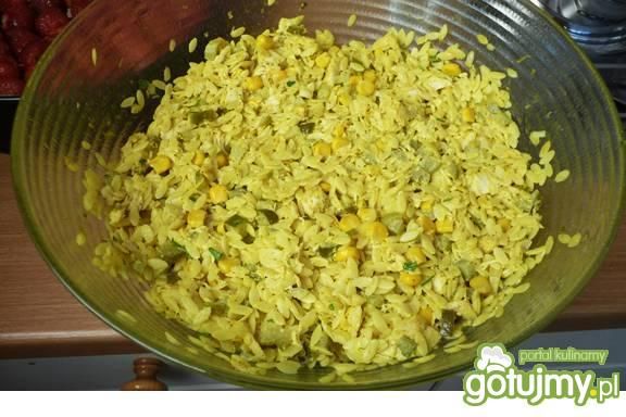 Sałatka z makaronem, kurczakiem i curry