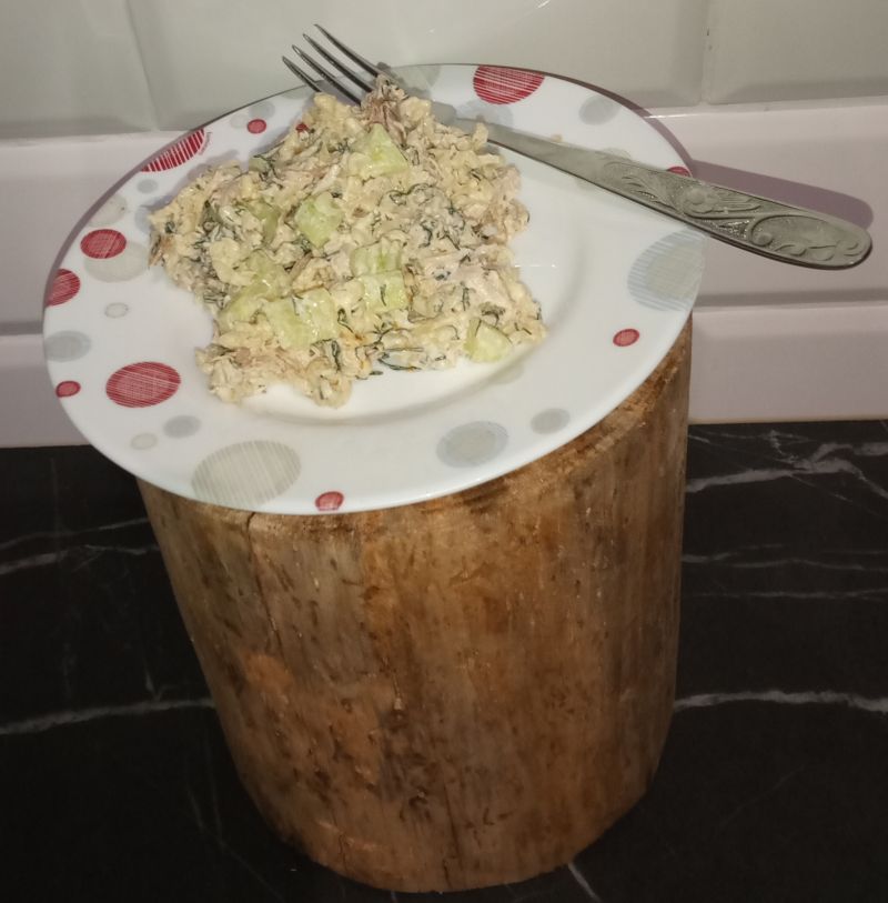 Sałatka z makaronem, kurczakiem i ogórkiem.