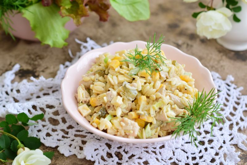 Sałatka z makaronem orzo  Sałatka z makaronem orzo