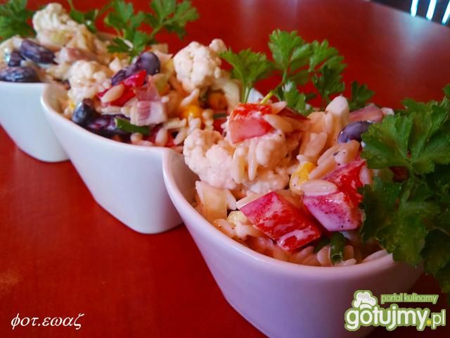 Sałatka z makaronem orzo