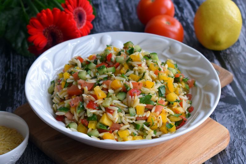 Sałatka z makaronem orzo i świeżymi warzywami