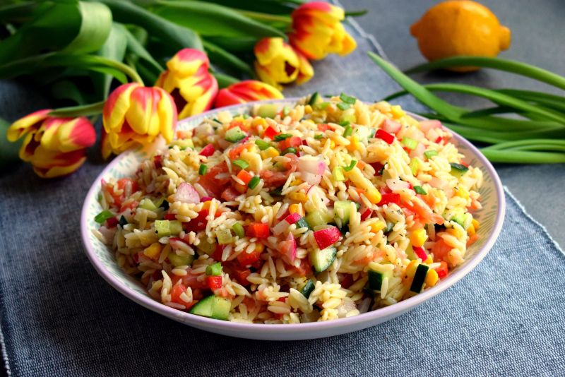 Sałatka z makaronem orzo, łososiem i warzywami