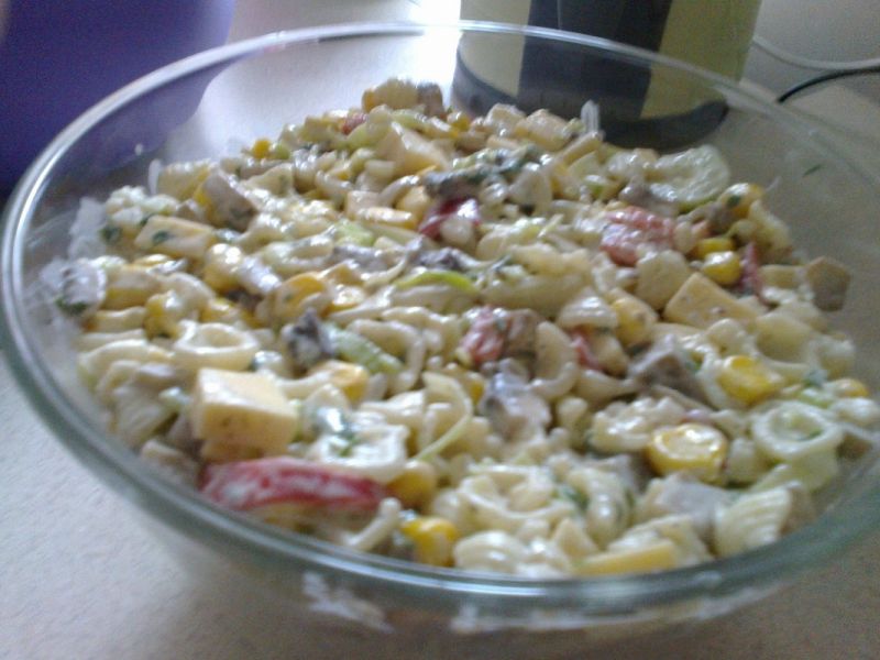 Sałatka z makaronem ,papryką, pieczarkami i porem Sałatka z makaronem ,papryką, pieczarkami i porem